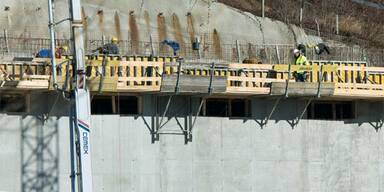 Arbeiter stürzt ab - schwer verletzt