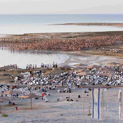 Hunderte Nackte am Toten Meer