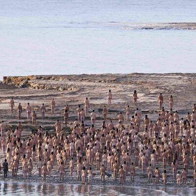 Hunderte Nackte am Toten Meer