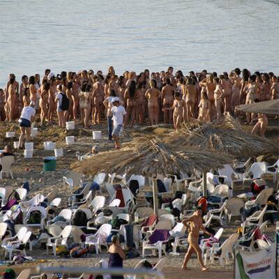 Hunderte Nackte am Toten Meer