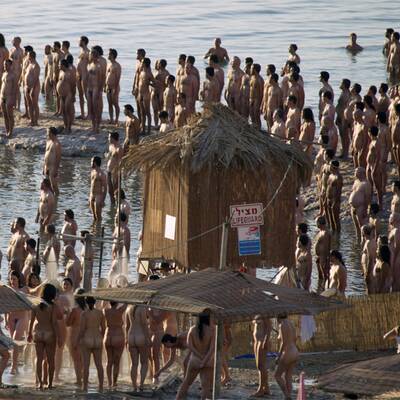 Hunderte Nackte am Toten Meer