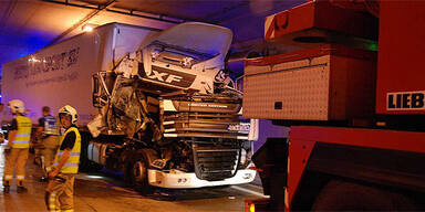 LKW-Crash in Tunnel: S1 gesperrt