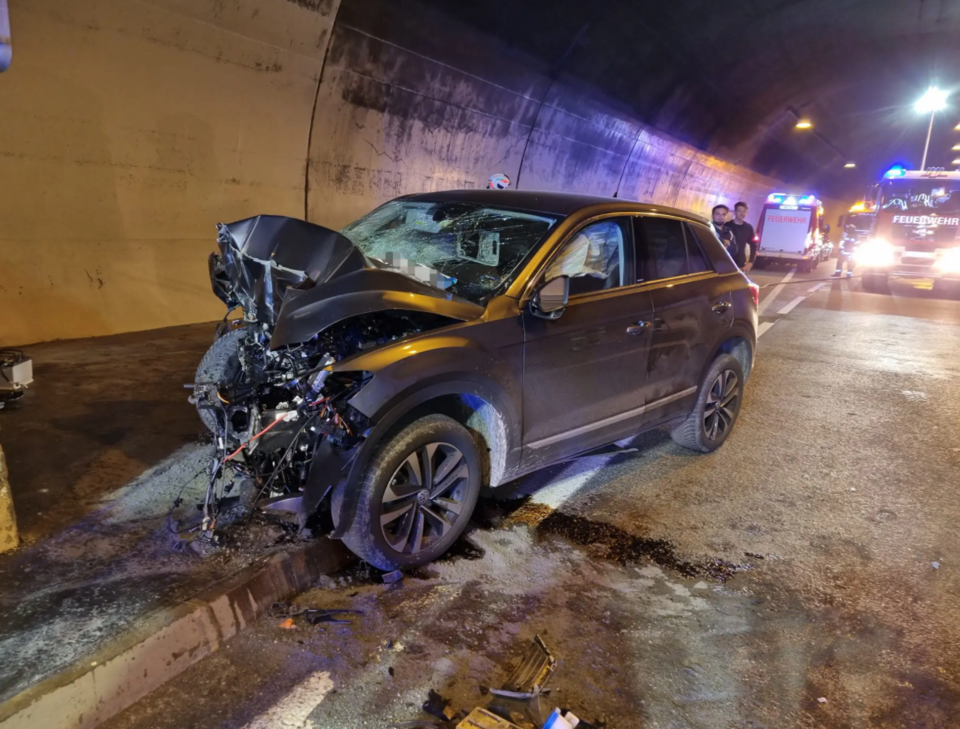 Lenker crasht in Tunnelmauer – 72-Jähriger tot
