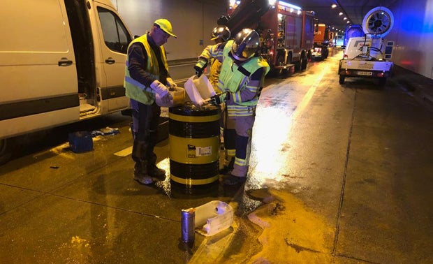Auto-Crash in Tunnel vor Wien: Hunderte Liter Öl auf Fahrbahn