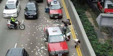 Geldtransporter verliert Millionen auf der Straße