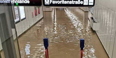 Starkregen: Wiener U-Bahnstation &uuml;berflutet