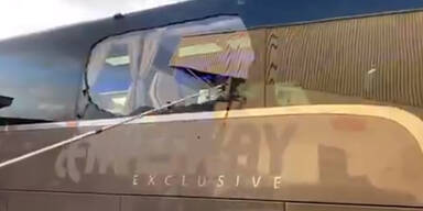 Real Bus mit zerschlagener Fensterscheibe