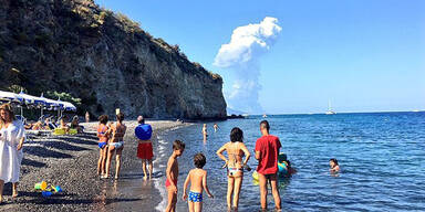 Urlauber fliehen aus Hotels: Vulkan-Ausbruch fordert Todes-Opfer