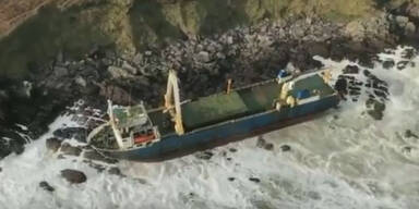 Sturm spült "Geisterschiff" an irische Küste