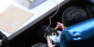 Erwischt: Politiker sieht sich "Schmuddelfilm" im Parlament an