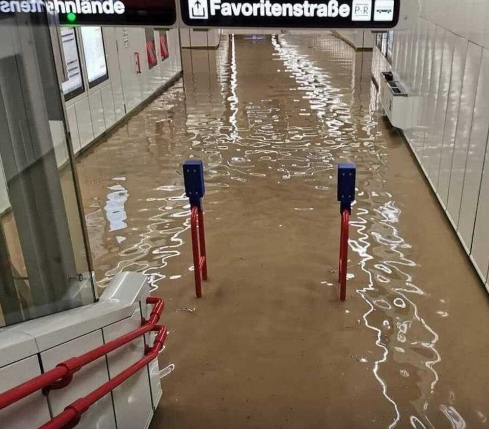 Starkregen: Wiener U-Bahnstation überflutet