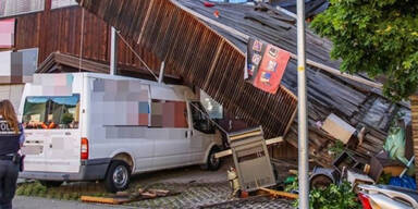 Balkon st&uuml;rzt unter Last eines Pools ein