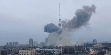 Fernsehturm in Kiew durch russischen Angriff getroffen