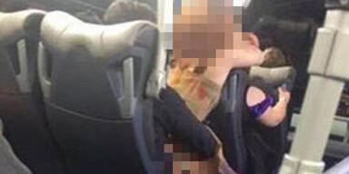 Pärchen hat Sex im vollbesetzten Bus