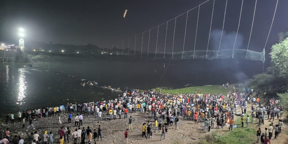 Dutzende Tote bei Einsturz von Hängebrücke in Indien