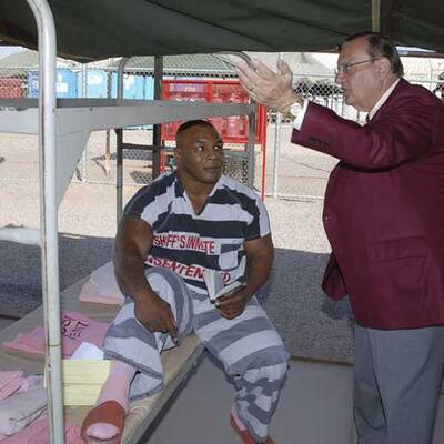 Mike Tyson hinter schwedischen Gardinen