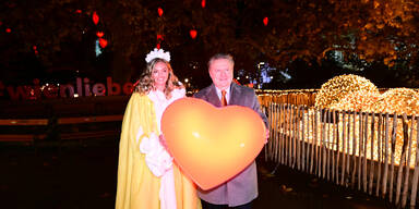 Wiens Christkindlmarkt heuer wieder mit "Bussiplatz" beim Herzerlbaum