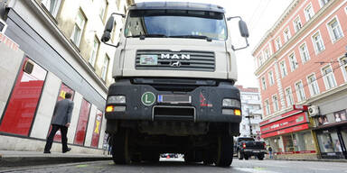 Radlerin bei Crash mit Lkw getötet 