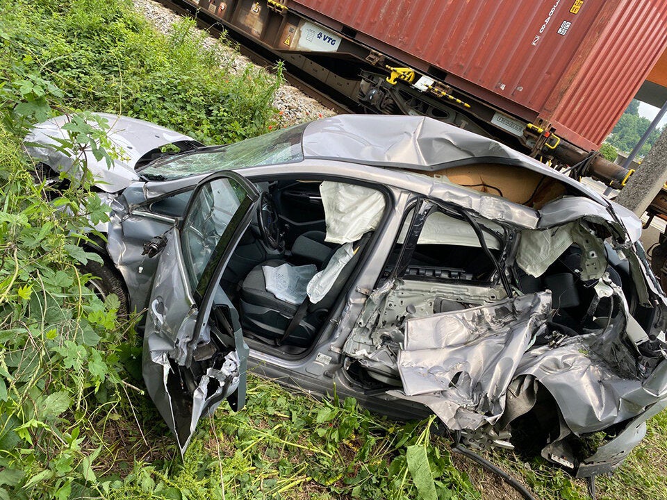 Güterzug crasht in Oberösterreich in Pkw