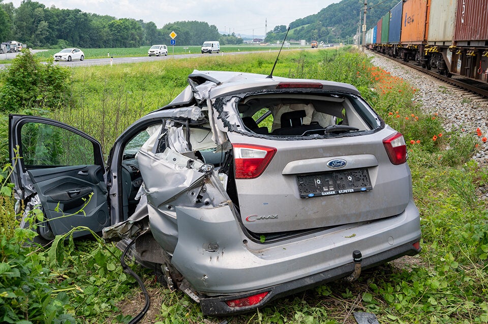 Güterzug crasht in Oberösterreich in Pkw