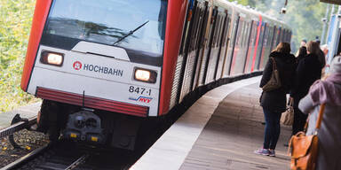 Mutter st&ouml;&szlig;t Sohn (11) vor die U-Bahn