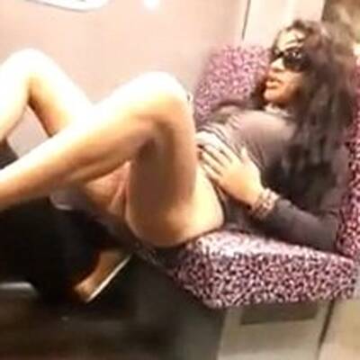 Frau strippt in Berliner U-Bahn