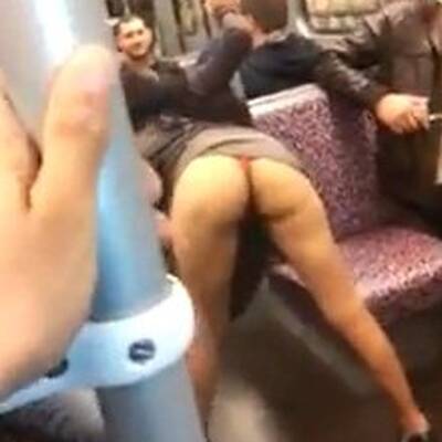 Frau strippt in Berliner U-Bahn