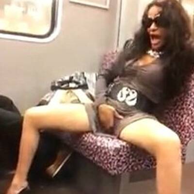 Frau strippt in Berliner U-Bahn