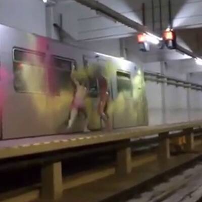 Nackt-Aktion in der U-Bahn