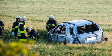 Sekundenschlaf: Familie überlebt Crash 