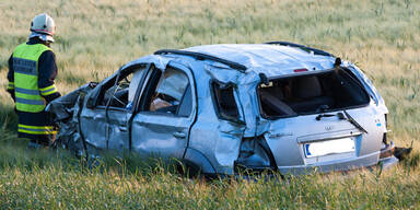 Sekundenschlaf: Familie überlebt Crash 