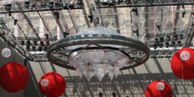 Ein Riesen-Ufo am Rathausplatz