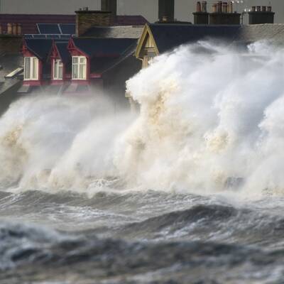 Wellen auch vor der spanischen Küste