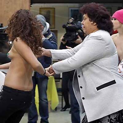 Ukrainische Aktivistinnen demonstrieren in Wahllokalen