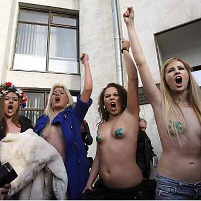 Ukrainische Aktivistinnen demonstrieren in Wahllokalen