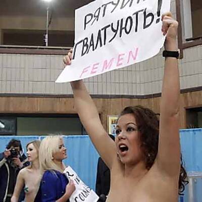 Ukrainische Aktivistinnen demonstrieren in Wahllokalen