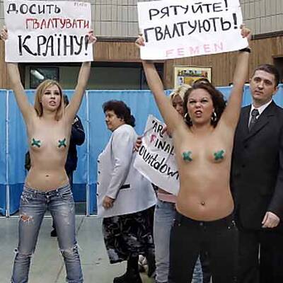 Ukrainische Aktivistinnen demonstrieren in Wahllokalen