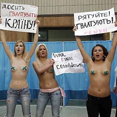 Ukrainische Aktivistinnen demonstrieren in Wahllokalen