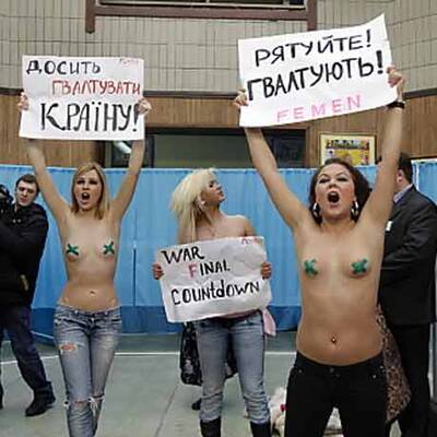 Ukrainische Aktivistinnen demonstrieren in Wahllokalen