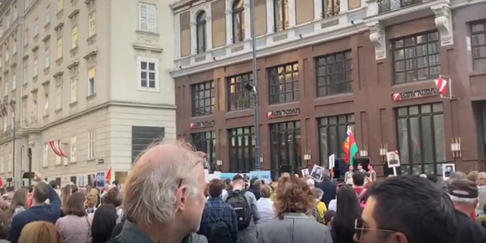 Russen-Demo trifft auf pro-Ukrainer am Stephansplatz