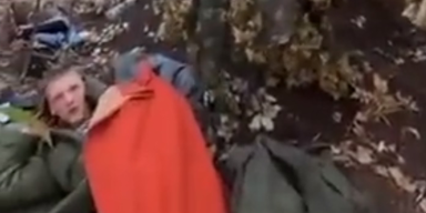 Russischer Soldat verschl&auml;ft &Uuml;bernahme seines Lagers