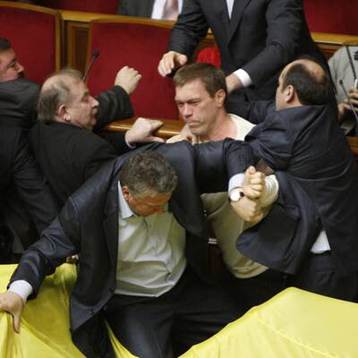 Rauchbomben im Parlament
