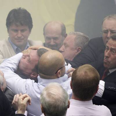 Rauchbomben im Parlament