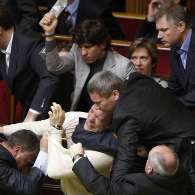 Rauchbomben im Parlament