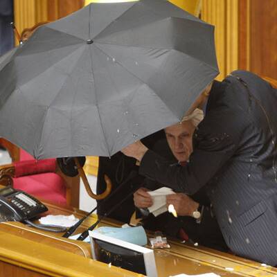 Rauchbomben im Parlament