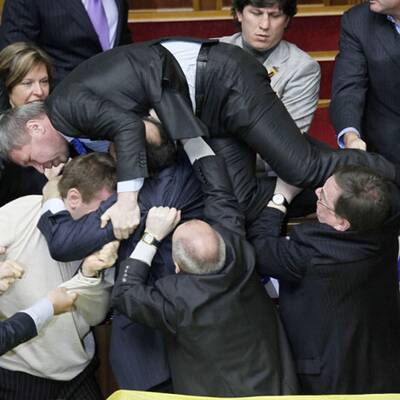 Rauchbomben im Parlament