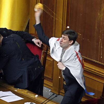 Rauchbomben im Parlament