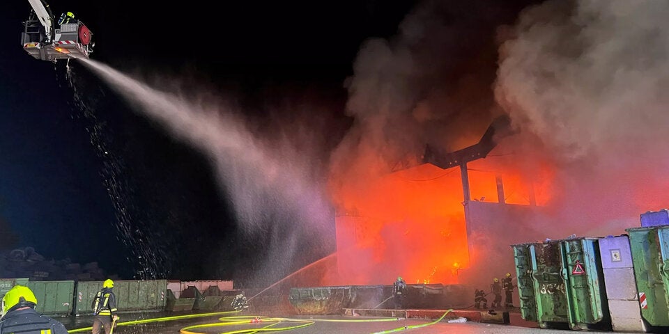 Großbrand in Mülldeponie im Bezirk Amstetten