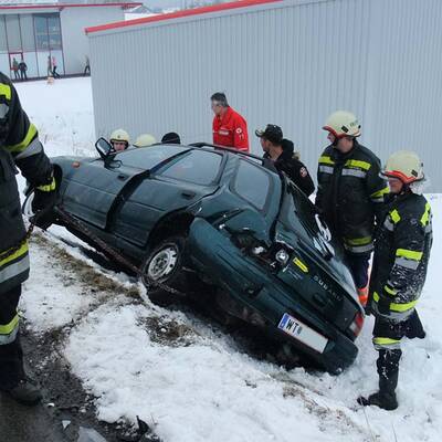 Person in Auto eingeschlossen