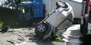 Herzinfarkt: 60-Jähriger kracht frontal in Lkw